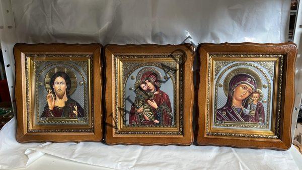 ИКОНА с ДЪРВЕНА  ТЪМНА РАМКА
